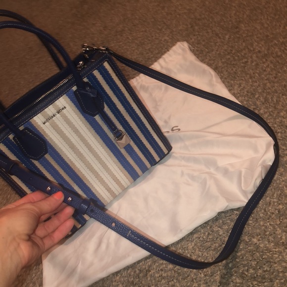 Michael Kors medium purse with strap - Picture 9 of 14